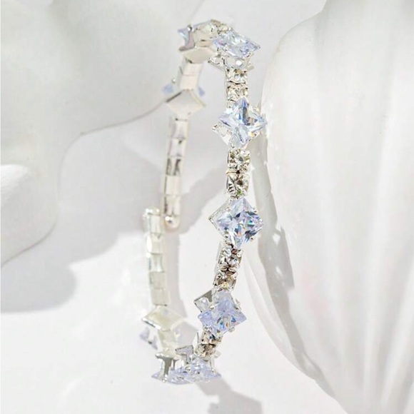 Jewelry - ⚠️Clearance Elegant Silver Crystal Hoop Bracelet